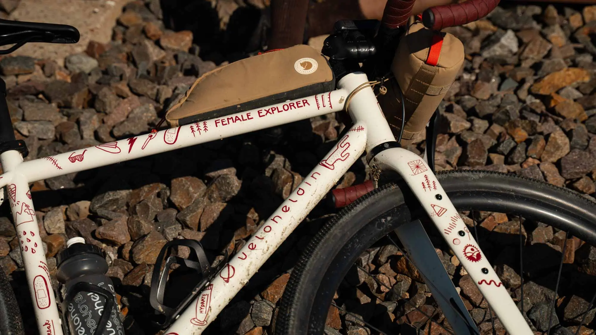 A gravel bike from veloheld is lying on stones in the sun
