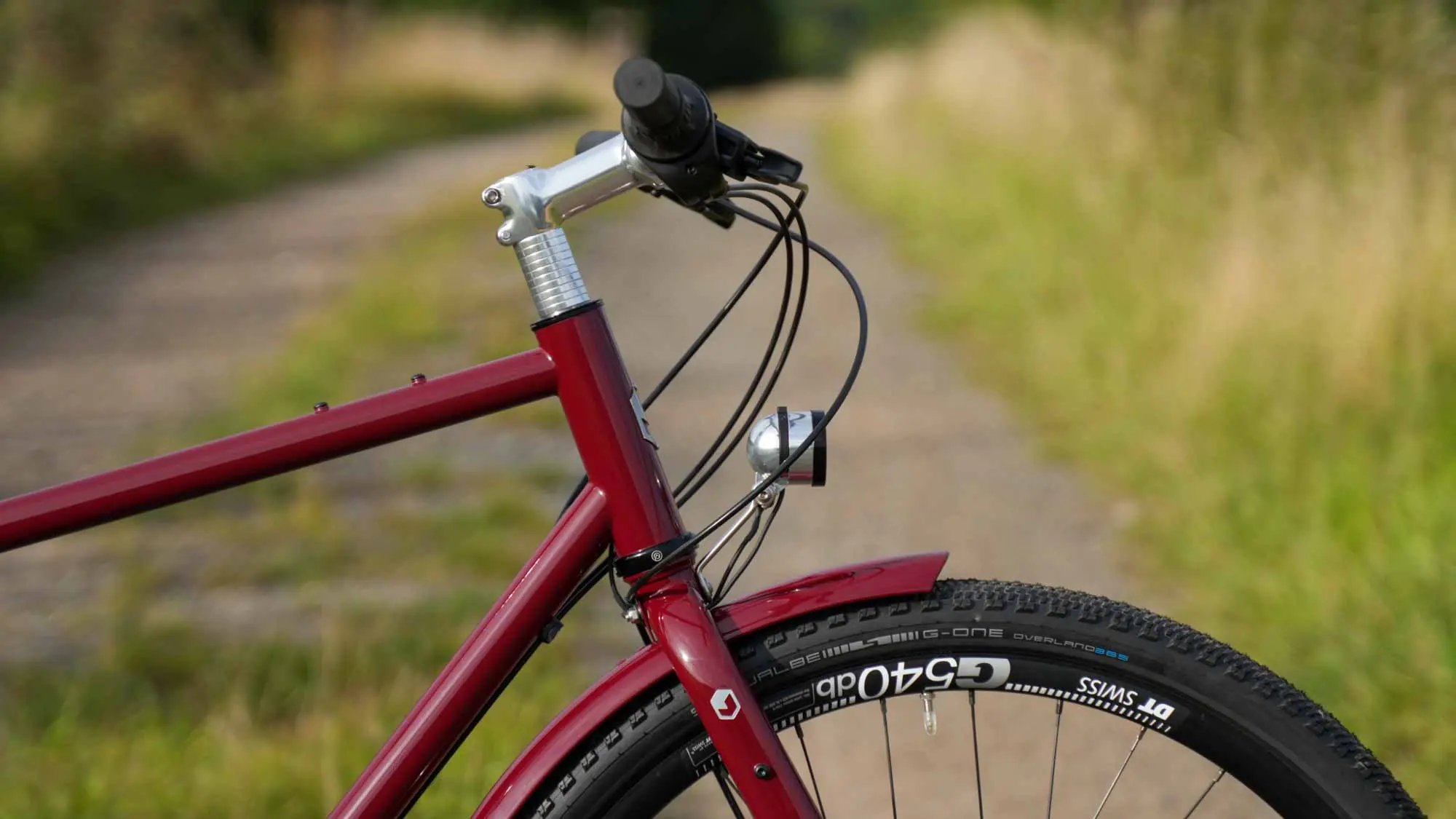 veloheld.farway pini - wine red handlebars and lights