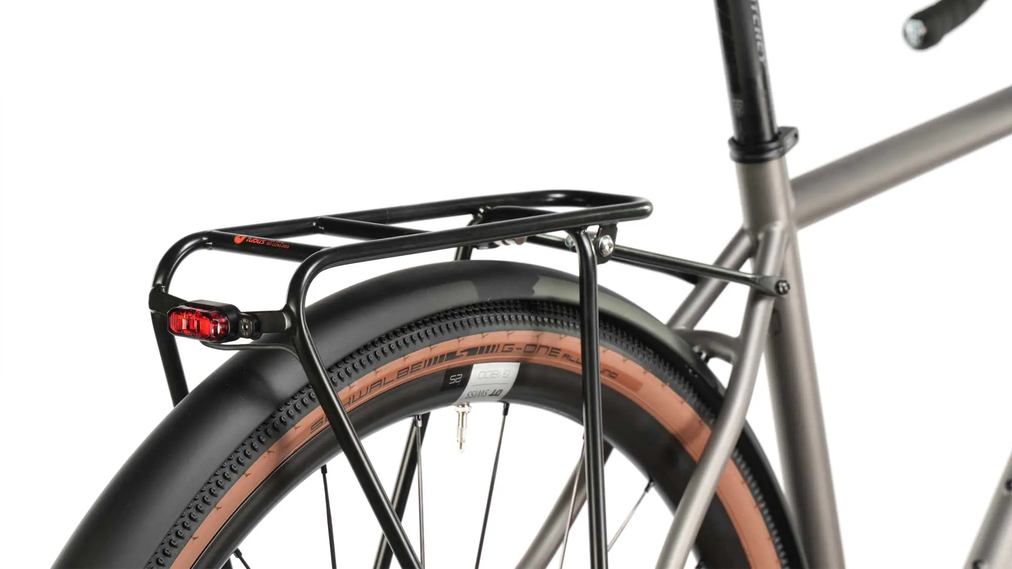 Ein graues veloheld.iconX Titan Tourist, ein Komplettrad mit Gepäckträger 