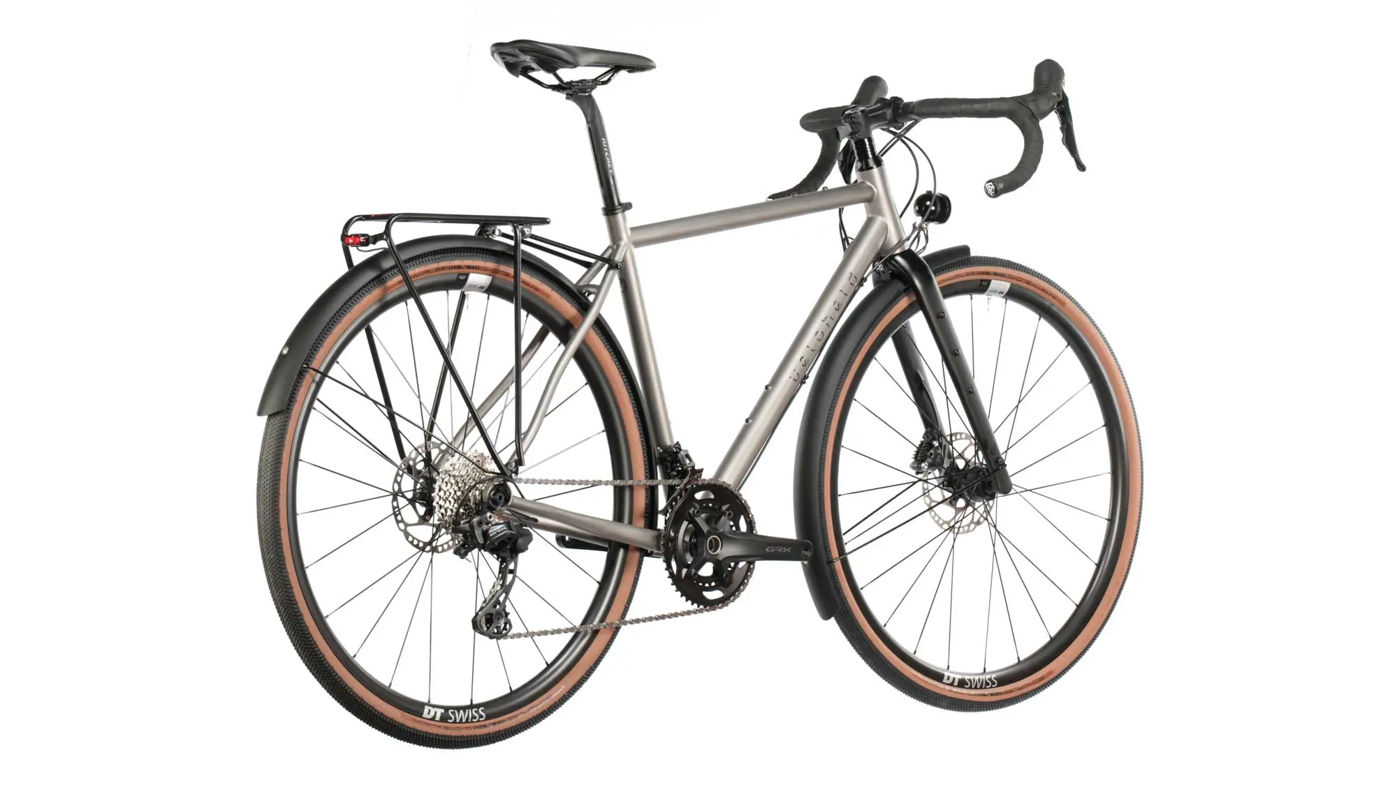 Ein graues veloheld.iconX Titan Tourist, ein Komplettrad mit Schutzblechen und Gepäckträger 