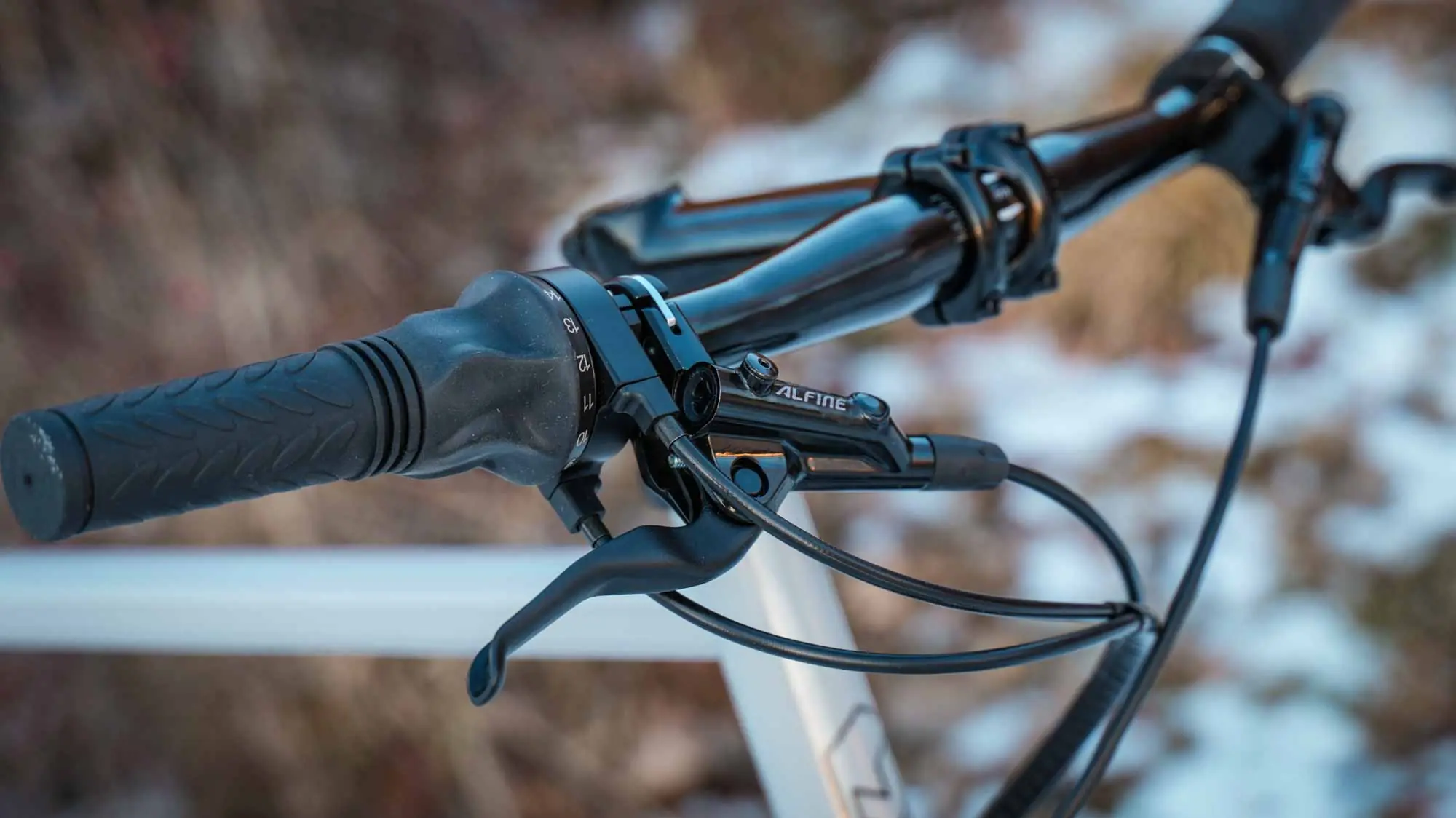 The rider of a gray veloheld.lane outside in the snow