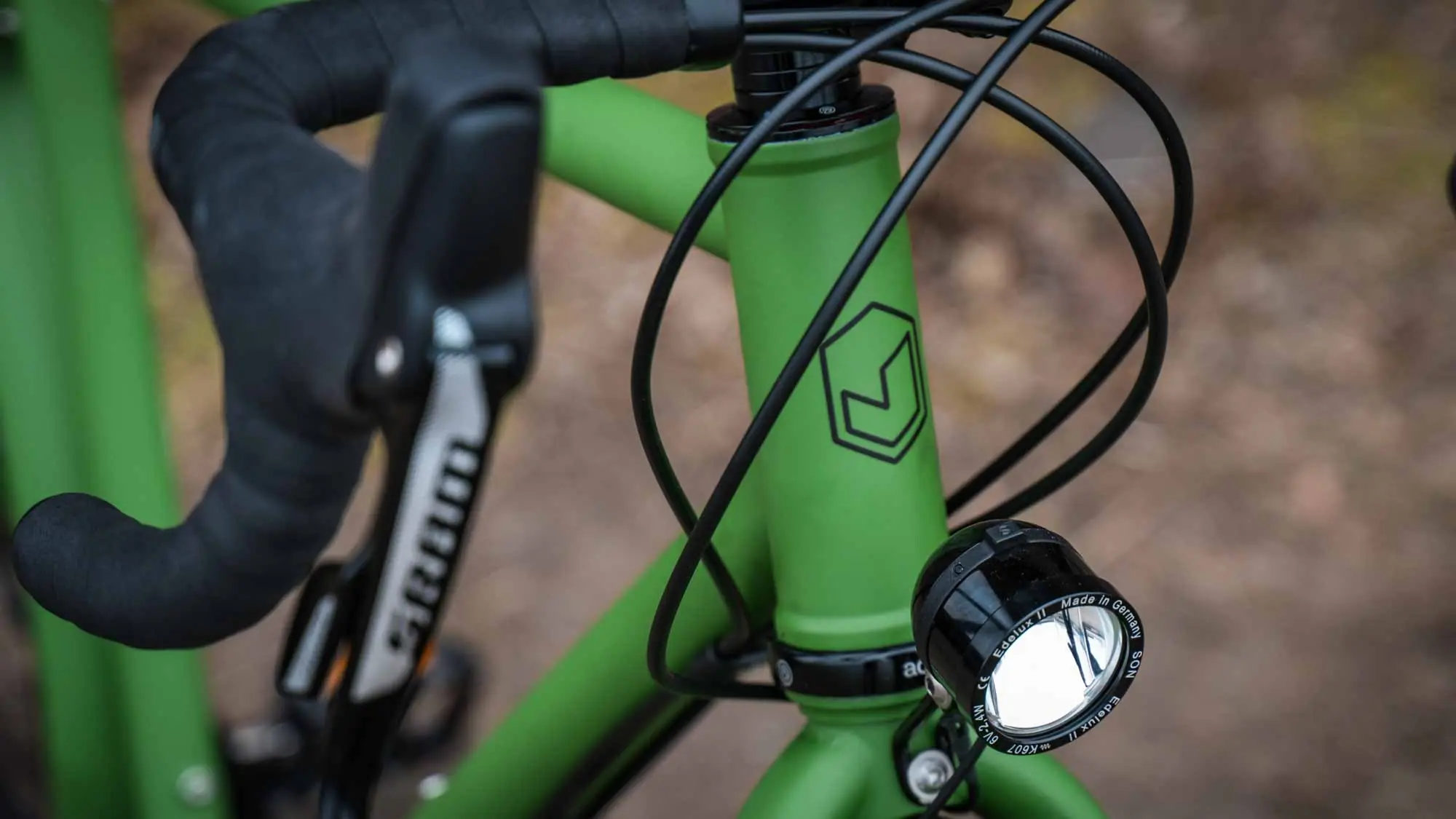 veloheld.alleyX Tourist in grass green, head tube with logo and front light detail