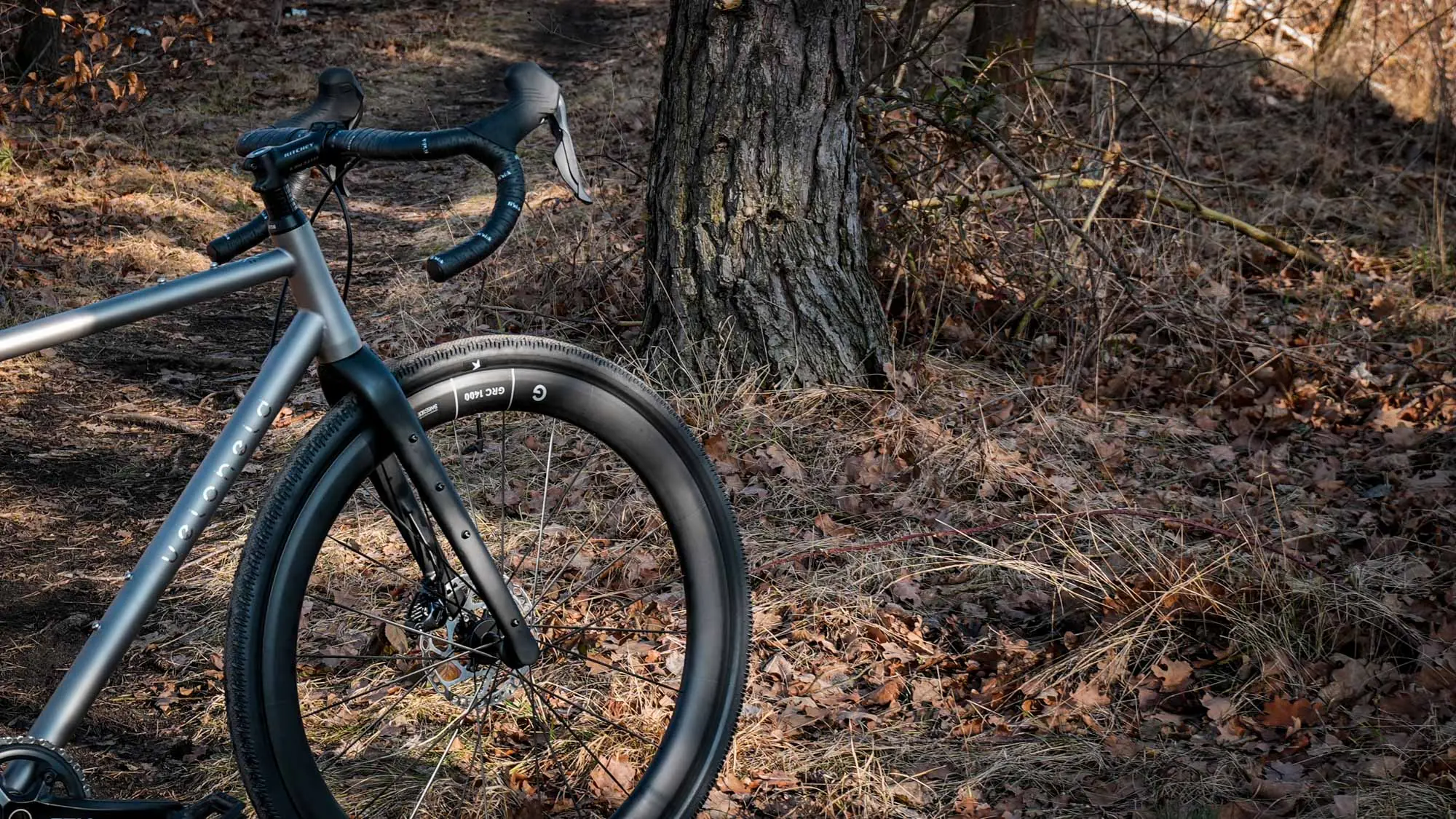 veloheld.iconX Titan Gravelbike auf Waldtrail mit Titanrahmen und Dropbar Lenker