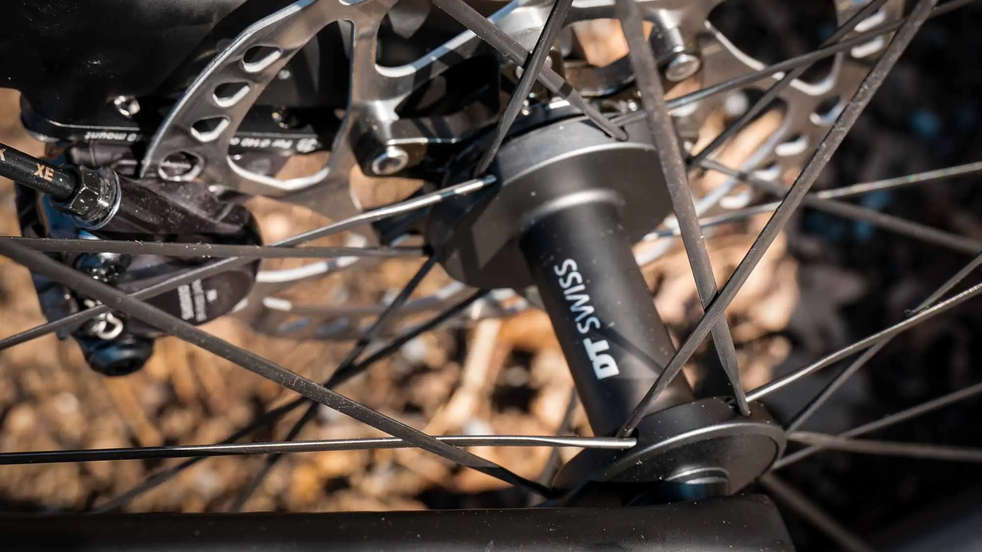 DT Swiss Nabe mit Scheibenbremse am veloheld.iconX Titan Gravelbike im Detail