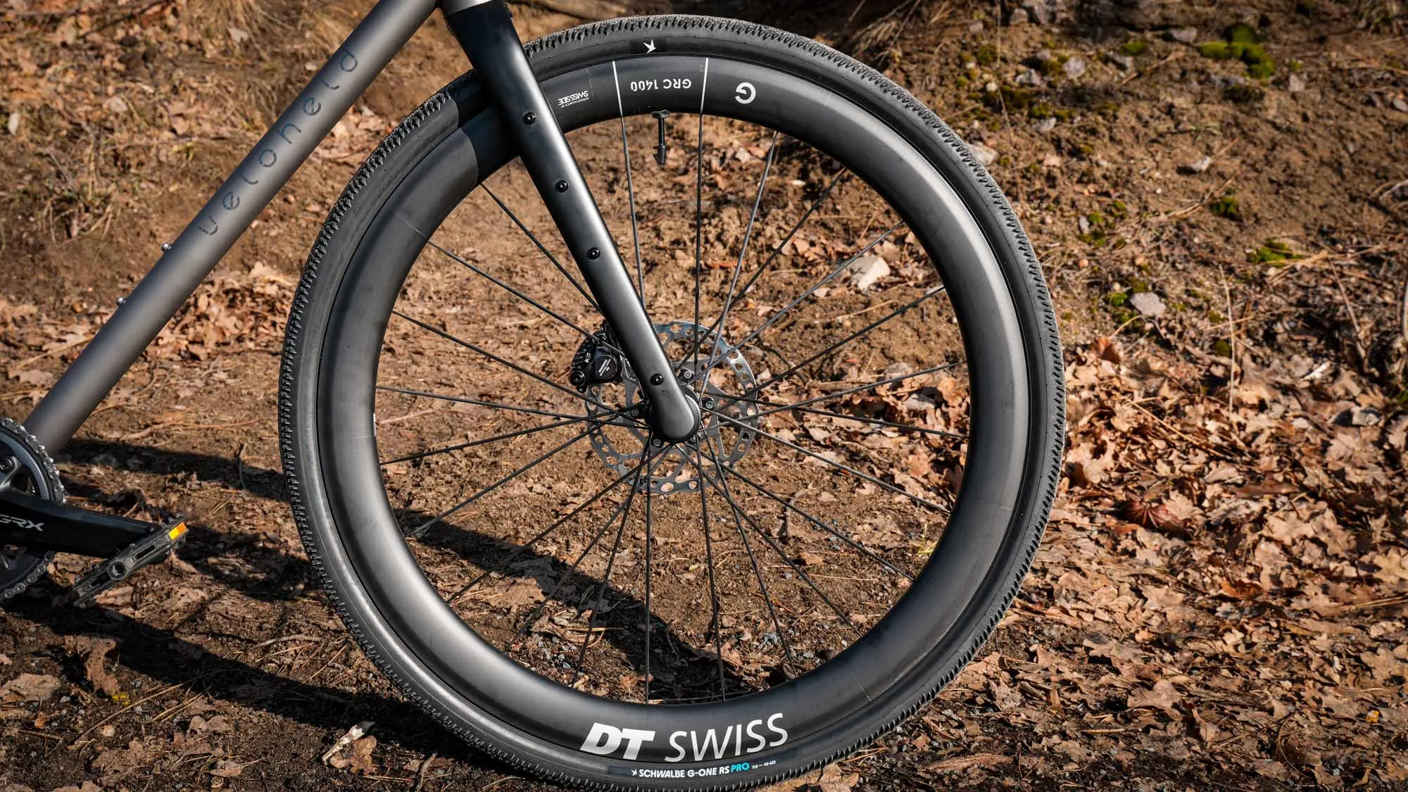 DT Swiss Laufrad am veloheld.iconX Titan Gravelbike im Gelände