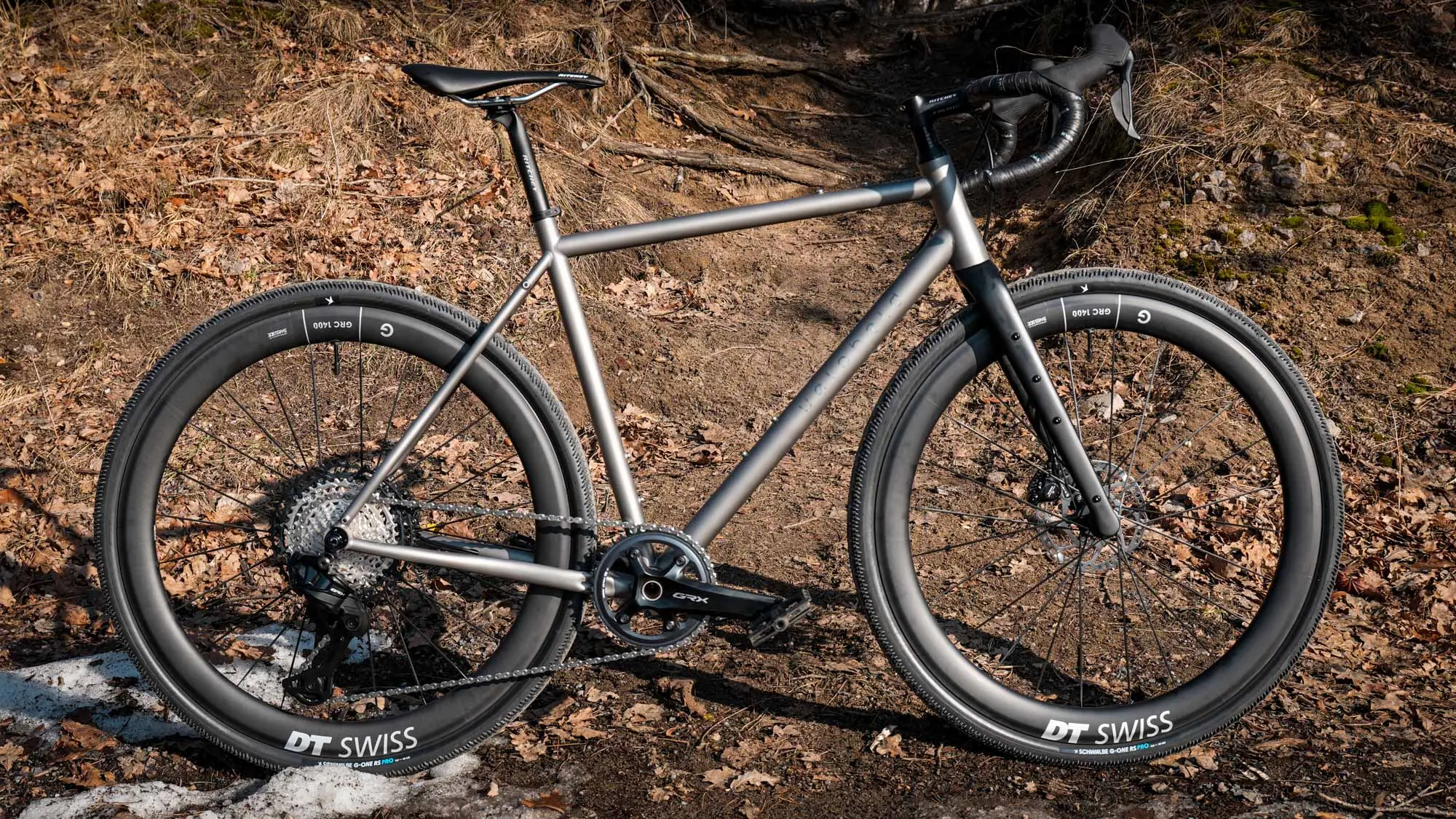 veloheld.iconX Titan Gravelbike im Gelände mit Titanrahmen als Komplettrad