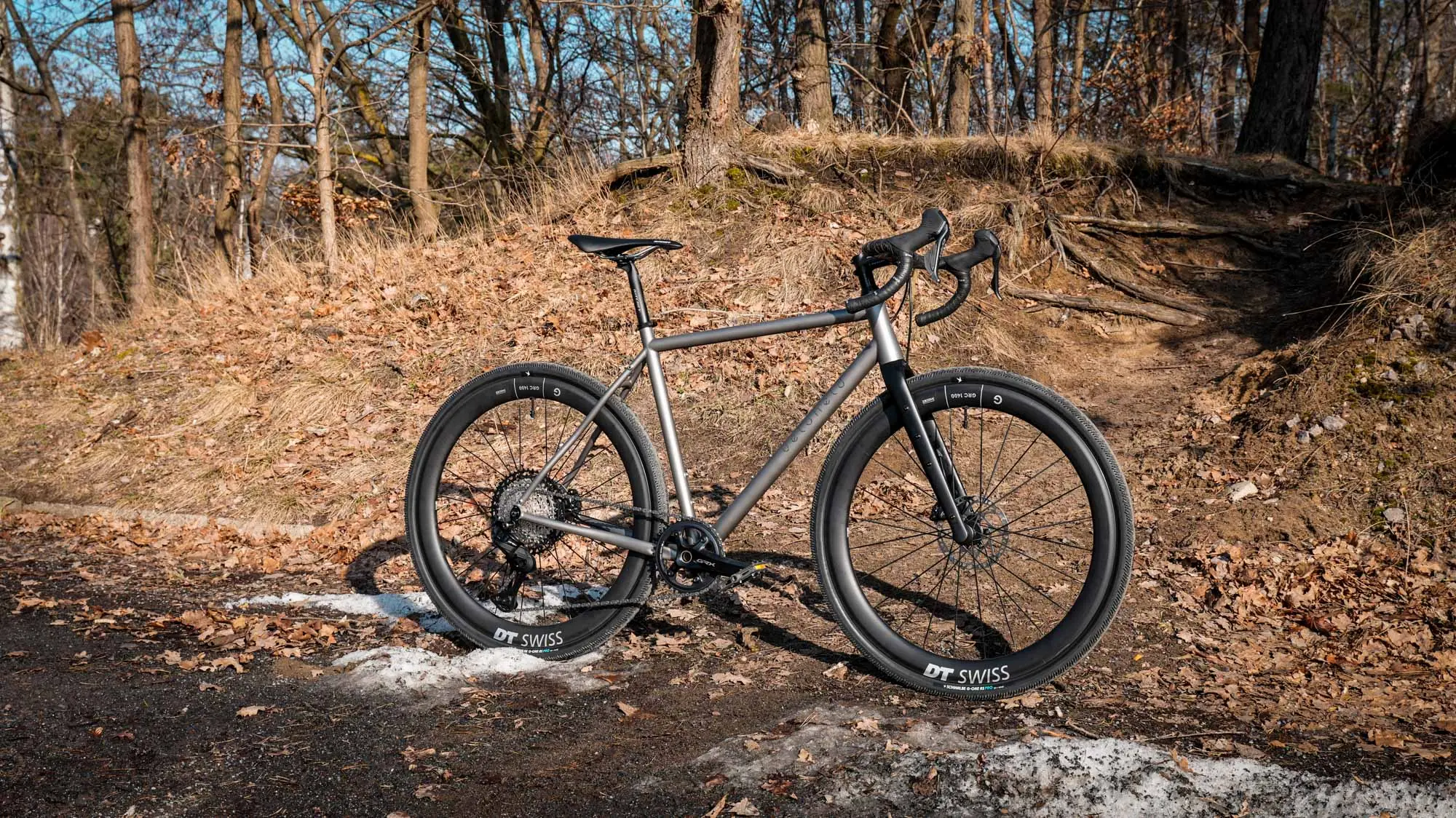 veloheld.iconX Titan Gravelbike im Wald auf Schotterweg fotografiert