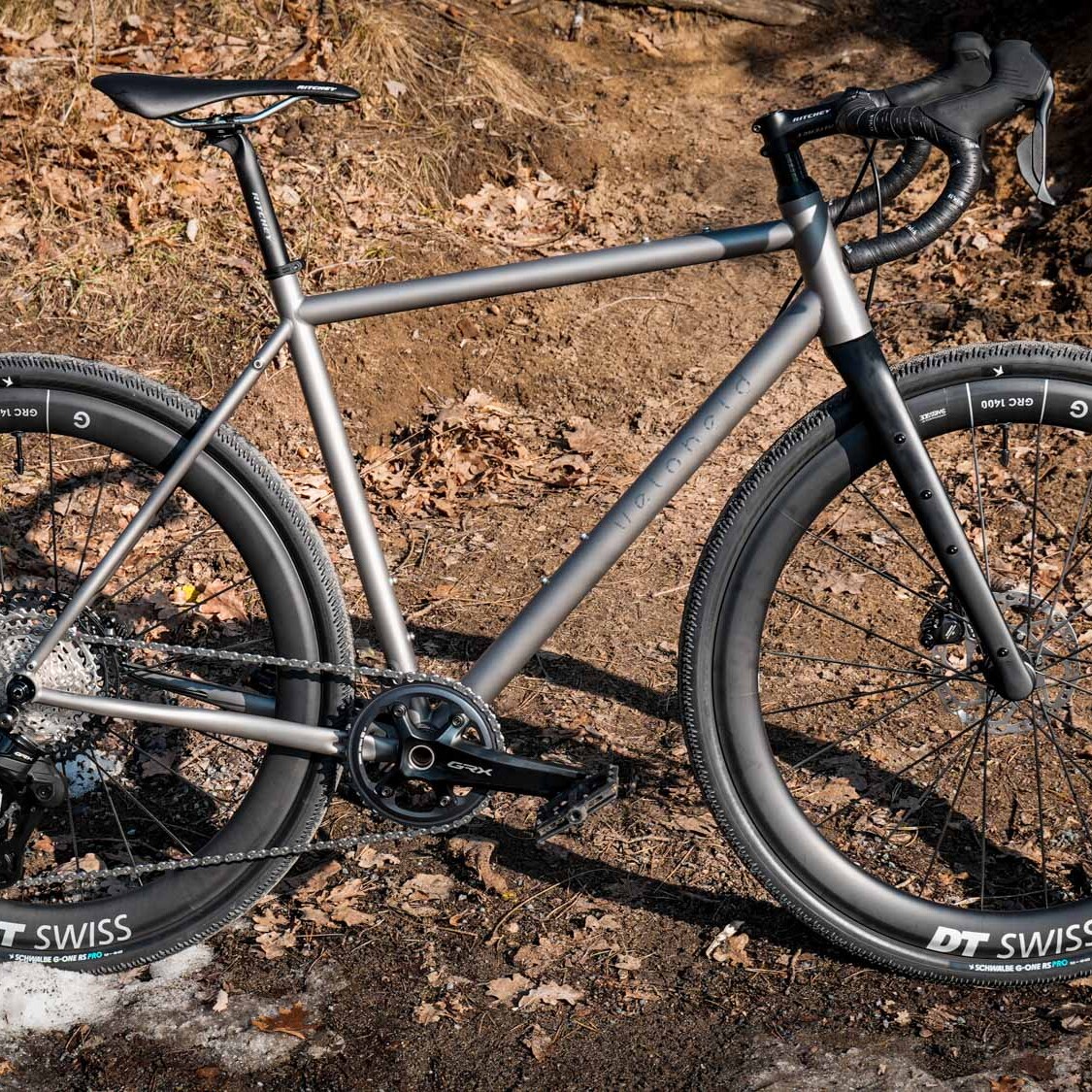 veloheld.iconX Titan complete bike standing in the forest