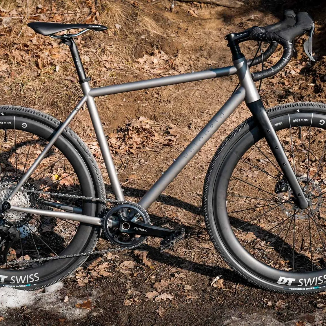 veloheld.iconX Titan complete bike standing in the forest