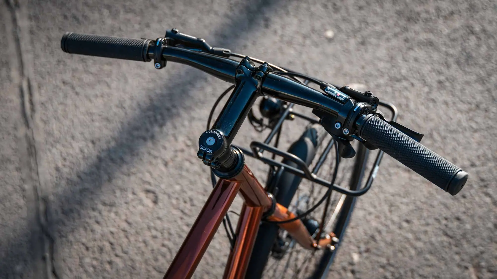 Cockpit view of the veloheld.lane all-in-one bike in transparent copper with handlebars and front luggage rack