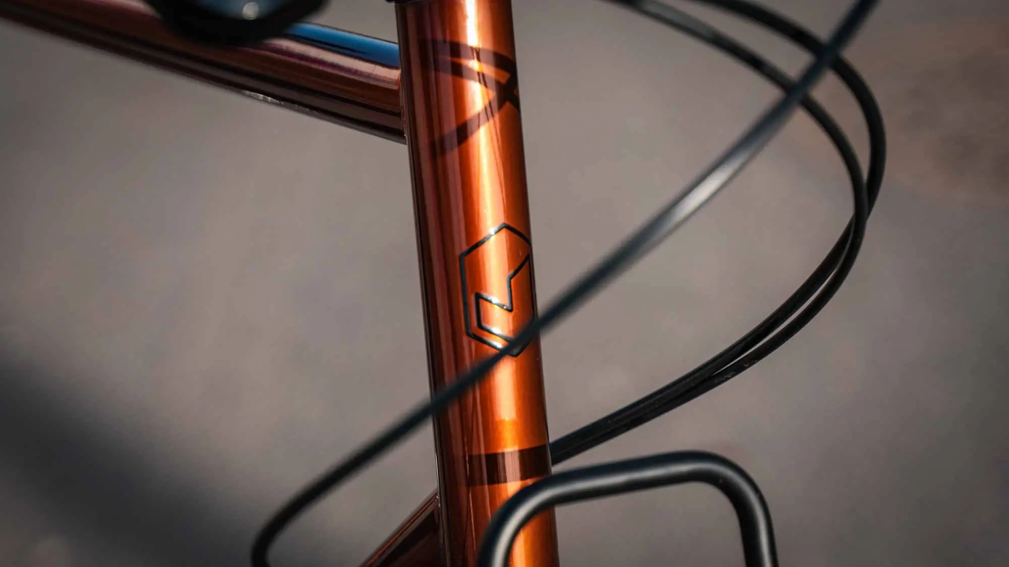 Close-up of the veloheld.lane all-in-one bike in Transparent Copper with belt drive and rear frame