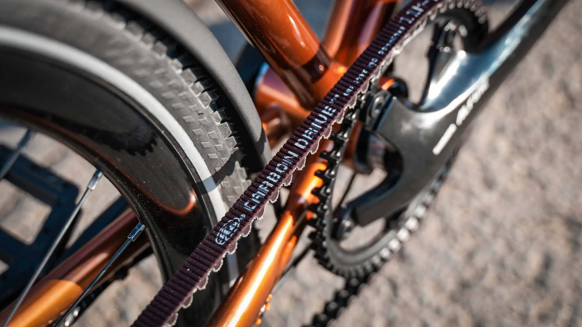 Close-up of the veloheld.lane urban bike in Transparent Copper with belt drive and rear triangle