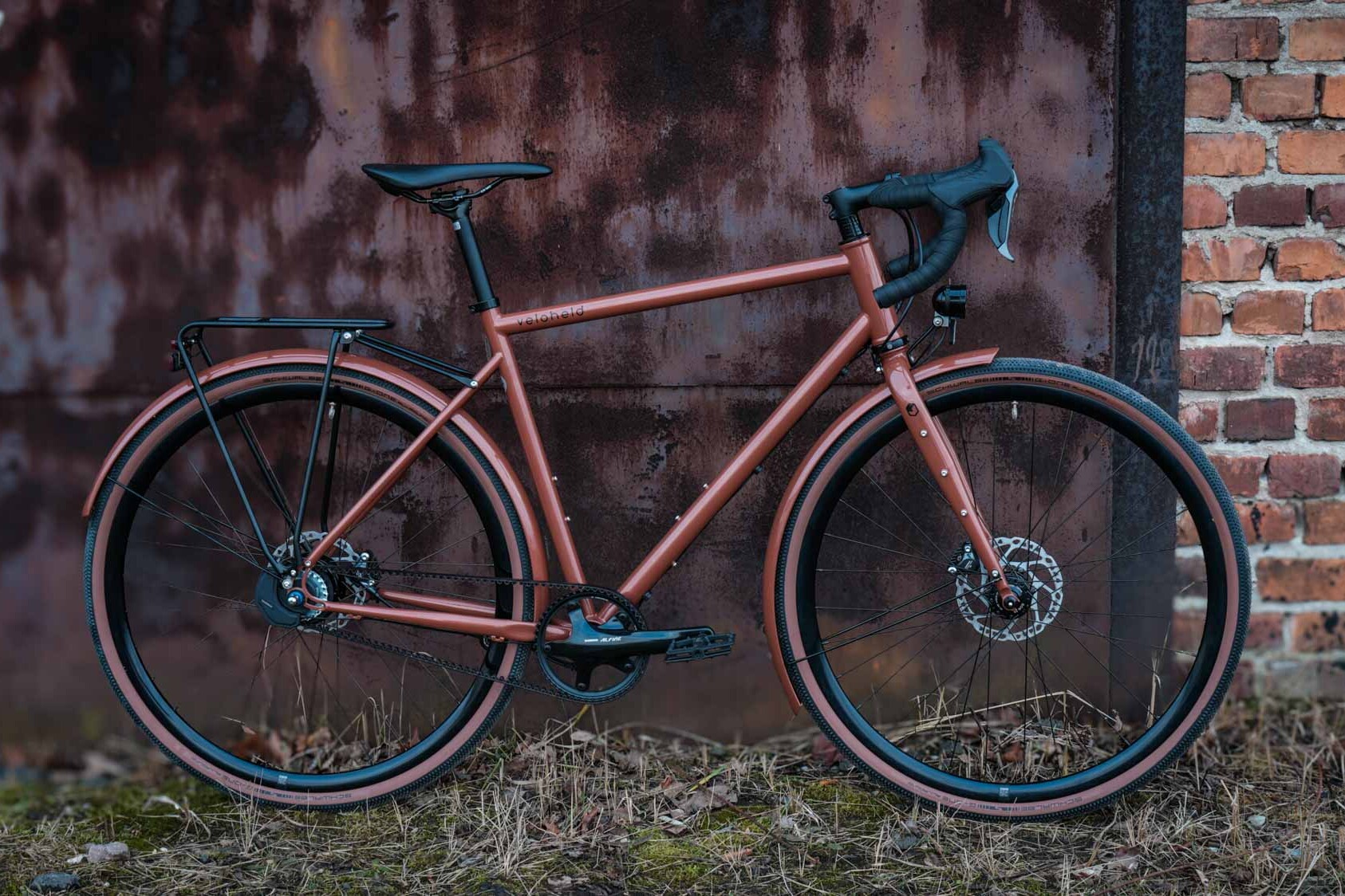 veloheld.alleyX Tourist in perlkupfer in der Komplettansicht draußen gegen eine Wand gelehnt