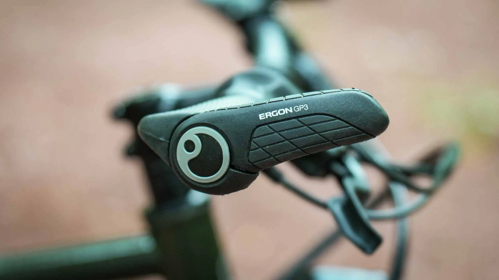 Rohloff twist-grip shifter on the flat-bar handlebars of the veloheld.alleyX for precise gear changes.