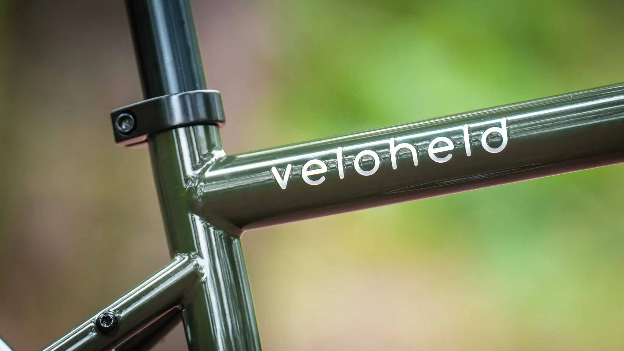 veloheld logo on green steel frame of the alleyX with high-quality powder coating.