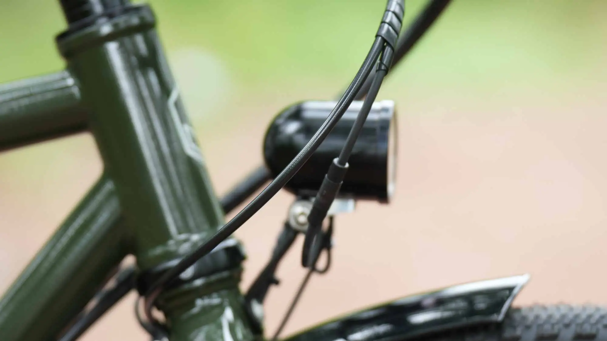 Close-up of the veloheld.alleyX with SON lighting system, internal cable routing and steel frame.