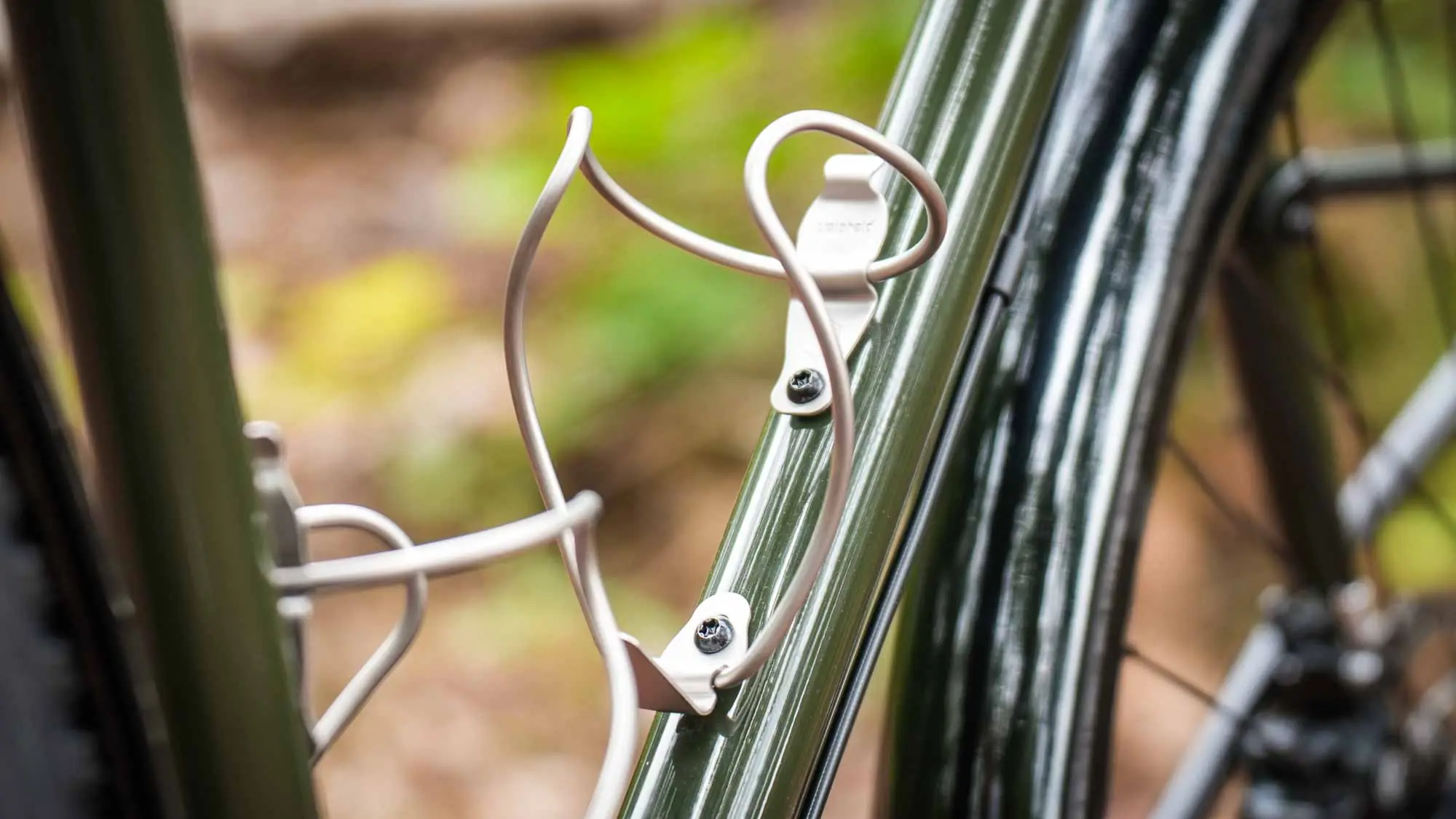 Detailed view of the bottle cage mounts on the steel frame of the veloheld.alleyX for versatile customisation options.
