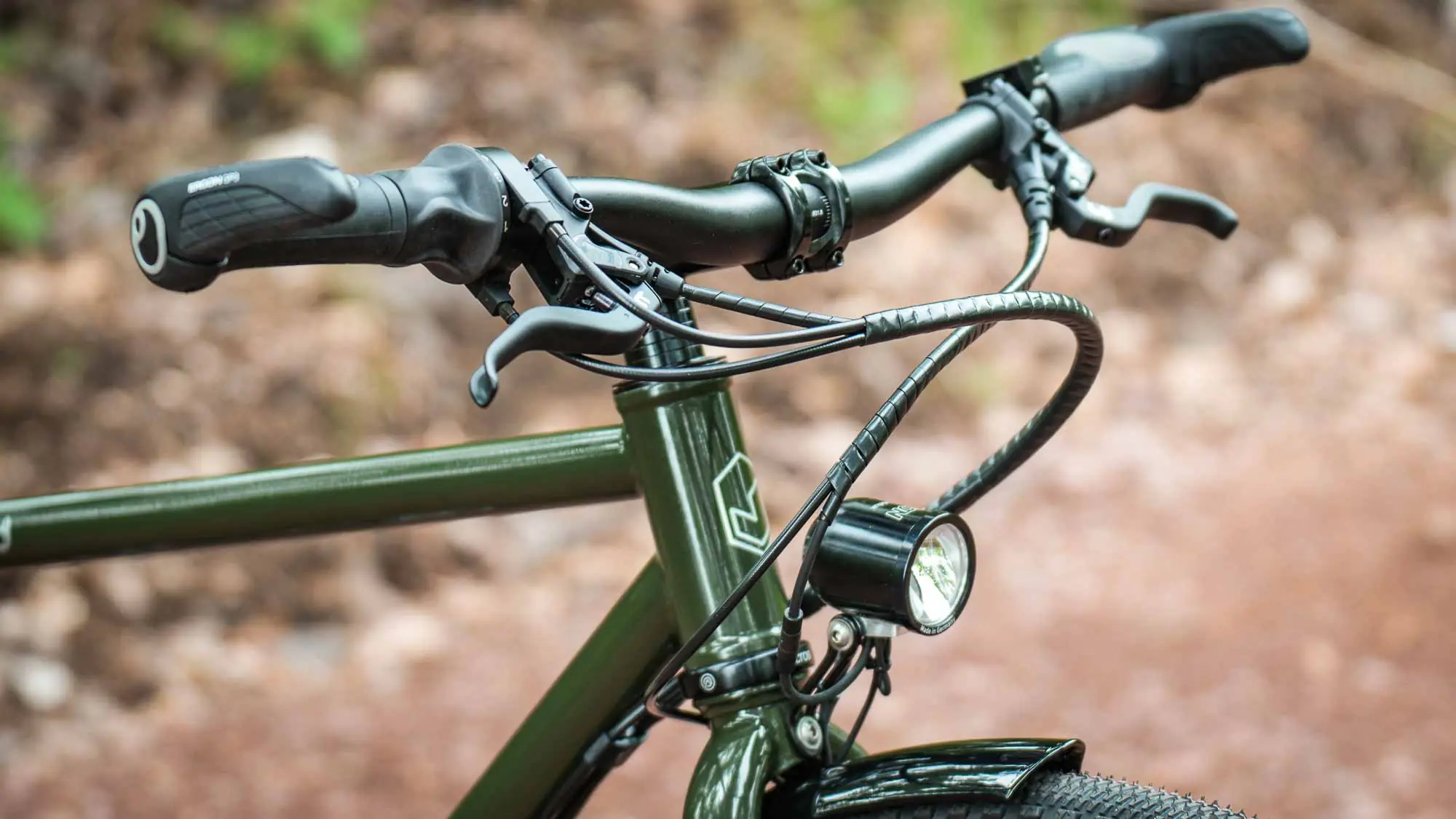 veloheld.alleyX with flat handlebars, a SON headlight and a Rohloff gear hub for everyday use.